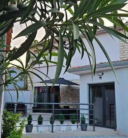Betty Borik - Whole Ground Floor Apartment