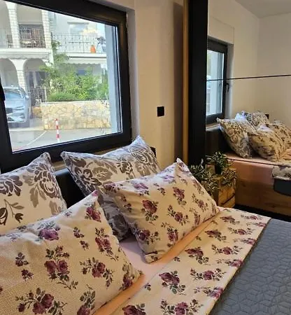 Betty Borik - Whole Ground Floor Apartman