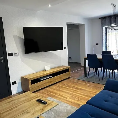 Betty Borik - Whole Ground Floor Apartman